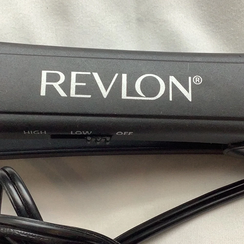 Revlon Flat Iron Straight Iron NEW WITHOUT BOX